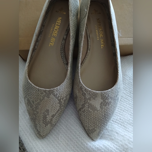 Melrose Ave Los‎ Angeles Beige Flats Size 7 New - Picture 1 of 10